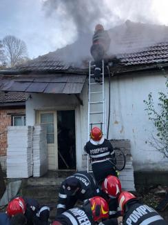 Pompier din Ştei, rănit în incendiu: Un coş de fum s-a prăbuşit peste el