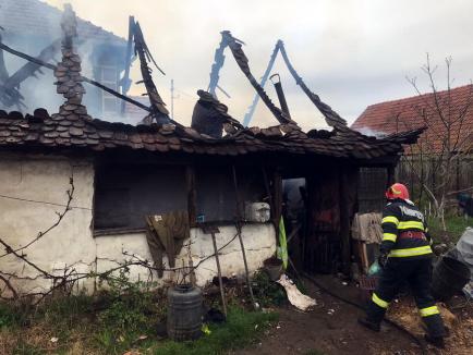 Incendiu violent într-o gospodărie din Bihor. Flăcările s-au extins şi la casa vecină (VIDEO)