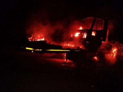 Incendiu violent în Oradea: O basculantă aflată pe un trailer s-a făcut scrum (FOTO)