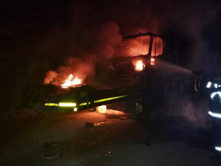 Incendiu violent în Oradea: O basculantă aflată pe un trailer s-a făcut scrum (FOTO)