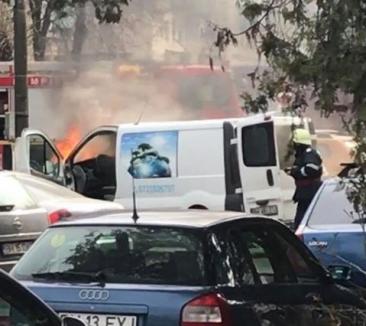 Flăcări în centrul Beiuşului: O autoutilitară a luat foc într-o parcare (FOTO)