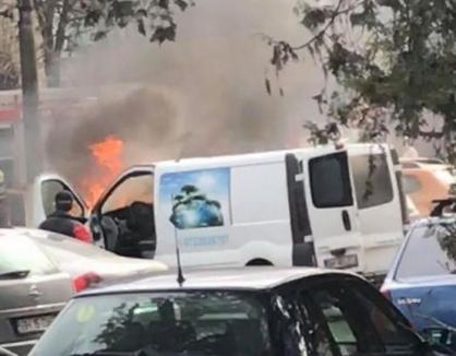Flăcări în centrul Beiuşului: O autoutilitară a luat foc într-o parcare (FOTO)