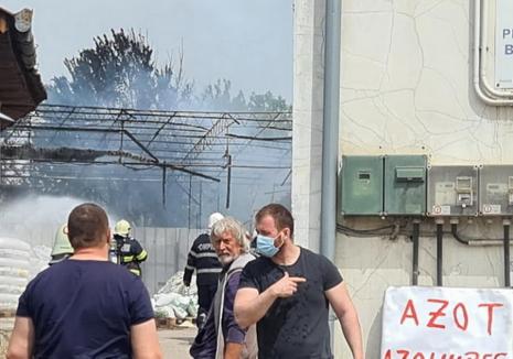 Incendiu cu pericol de explozie la un depozit cu azot în centrul Beiuşului. Circulaţia în zonă a fost deviată (FOTO / VIDEO)
