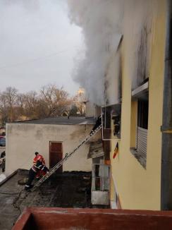 Incendiu într-un bloc din Beiuş: O femeie este în stare gravă la spital, după ce un apartament a luat foc (FOTO)