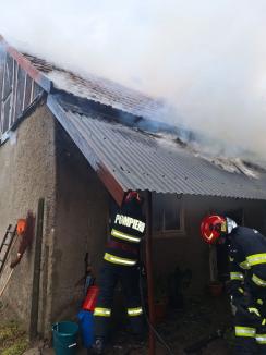 Salvat fără voia lui: Un bihorean de 46 de ani, scos de pompieri din casa cuprinsă de un incendiu provocat de fumat (FOTO/VIDEO)