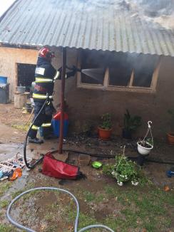 Salvat fără voia lui: Un bihorean de 46 de ani, scos de pompieri din casa cuprinsă de un incendiu provocat de fumat (FOTO/VIDEO)
