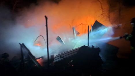 Trei incendii în doar şapte ore în Bihor. Două au fost provocate de jarul căzut din sobă