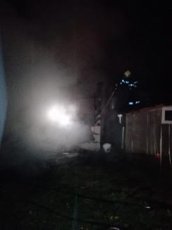 Incendiu în comuna Oșorhei: O magazie a luat foc de la un cablu neizolat. Flăcările au cuprins şi casa vecinilor (FOTO)