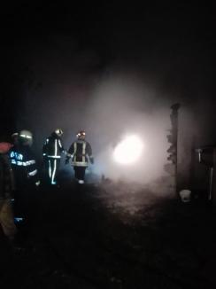 Incendiu în comuna Oșorhei: O magazie a luat foc de la un cablu neizolat. Flăcările au cuprins şi casa vecinilor (FOTO)