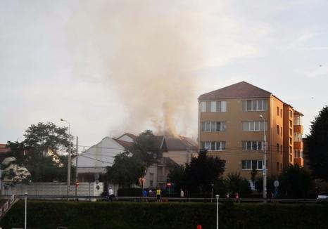 Biserică în flăcări: Pompierii au stins un incendiu violent izbucnit la biserica adventistă de pe Calea Clujului