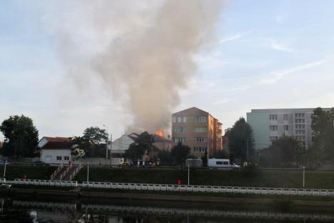 Biserică în flăcări: Pompierii au stins un incendiu violent izbucnit la biserica adventistă de pe Calea Clujului