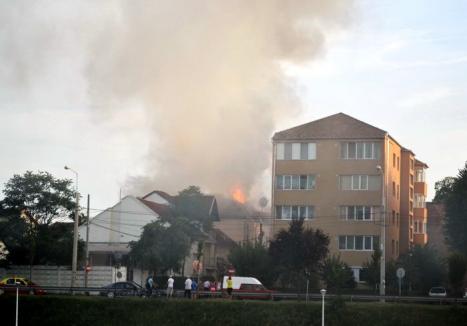 Biserică în flăcări: Pompierii au stins un incendiu violent izbucnit la biserica adventistă de pe Calea Clujului