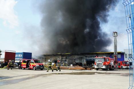 Prăpăd de la scântei: Detaliile incendiului care a mistuit depozitele companiilor Cargus şi Black Sea din Oradea. Cine e vinovatul? (FOTO/VIDEO)