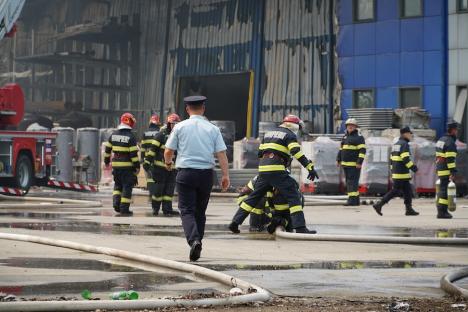 Prăpăd de la scântei: Detaliile incendiului care a mistuit depozitele companiilor Cargus şi Black Sea din Oradea. Cine e vinovatul? (FOTO/VIDEO)