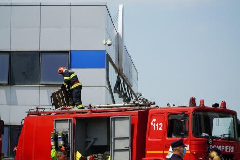 Prăpăd de la scântei: Detaliile incendiului care a mistuit depozitele companiilor Cargus şi Black Sea din Oradea. Cine e vinovatul? (FOTO/VIDEO)