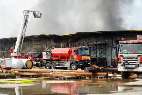 Prăpăd de la scântei: Detaliile incendiului care a mistuit depozitele companiilor Cargus şi Black Sea din Oradea. Cine e vinovatul? (FOTO/VIDEO)