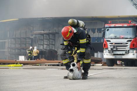 Prăpăd de la scântei: Detaliile incendiului care a mistuit depozitele companiilor Cargus şi Black Sea din Oradea. Cine e vinovatul? (FOTO/VIDEO)