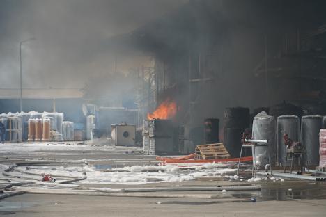 Prăpăd de la scântei: Detaliile incendiului care a mistuit depozitele companiilor Cargus şi Black Sea din Oradea. Cine e vinovatul? (FOTO/VIDEO)