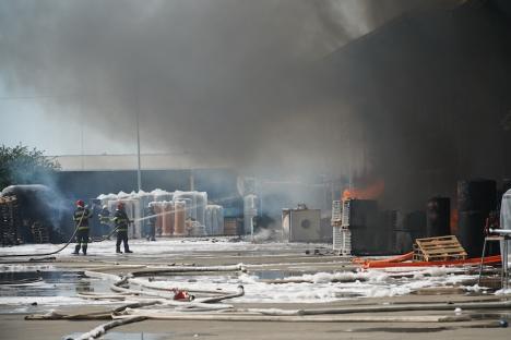 Prăpăd de la scântei: Detaliile incendiului care a mistuit depozitele companiilor Cargus şi Black Sea din Oradea. Cine e vinovatul? (FOTO/VIDEO)