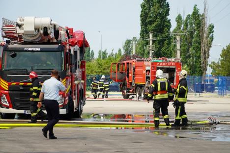 Prăpăd de la scântei: Detaliile incendiului care a mistuit depozitele companiilor Cargus şi Black Sea din Oradea. Cine e vinovatul? (FOTO/VIDEO)