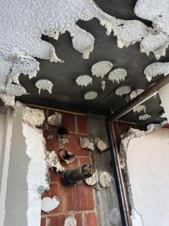 Incendiu într-un bloc Ared: Un aparat de aer condiţionat a luat foc, pagube în două balcoane (FOTO)