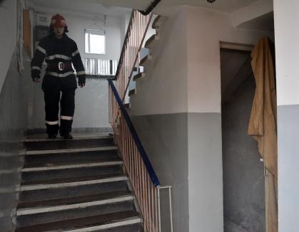 Incendiu în miez de noapte, într-un bloc din Oradea. De ce a ars o canapea din holul clădirii