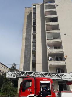 Incendiu într-un bloc cu 9 etaje din Oradea: 35 de persoane evacuate! (FOTO / VIDEO)
