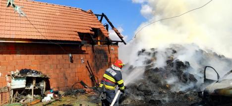 Incendiu în Bogei: Mai mulţi baloţi de fân s-au autoaprins, iar flăcările au cuprins o maşină, un moped şi acoperişul unei case (FOTO)