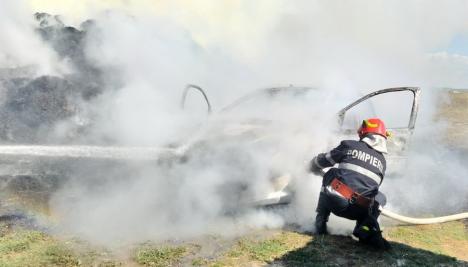 Incendiu în Bogei: Mai mulţi baloţi de fân s-au autoaprins, iar flăcările au cuprins o maşină, un moped şi acoperişul unei case (FOTO)