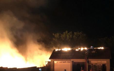 Incendiu devastator în Bihor: O casă şi acoperişul unui service auto, distruse de flăcări (FOTO / VIDEO)