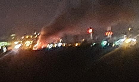 Incendiu violent la o firmă de pe strada Borşului din Oradea: 4 autotractoare au ars în totalitate