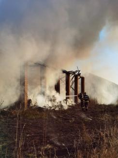 Incendiu uriaş la o fermă din Borş, provocat de o ţigară! Pompierii au luptat cu flăcările mai multe ore (FOTO / VIDEO)