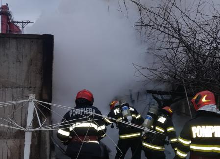 Un bărbat a fost găsit mort, într-o baracă incendiată, în Oradea