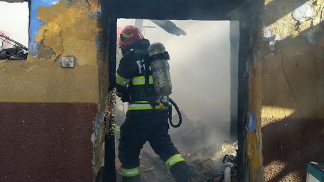 Incendii devastatoare în Bihor: În Brusturi, un câine şi şase căţei au ars de vii într-o clădire, iar în Tinca un autoturism s-a făcut scrum pe şosea (FOTO / VIDEO)