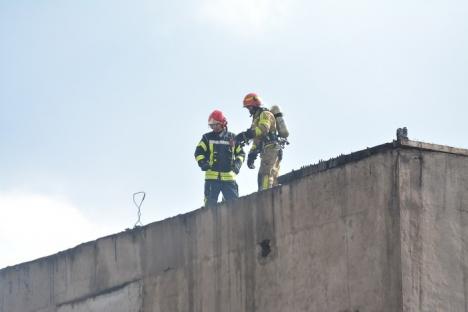 Incendiu în zona industrială a Oradiei: O clădire a luat foc, o persoană a ajuns la spital (FOTO/VIDEO)