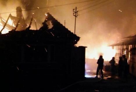 Incendiu uriaş în Bucuroaia: Pompierii l-au stins cu apă adusă de la o distanţă de 7 kilometri (FOTO/VIDEO)