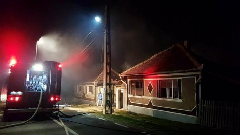 Incendiu uriaş în Bucuroaia: Pompierii l-au stins cu apă adusă de la o distanţă de 7 kilometri (FOTO/VIDEO)