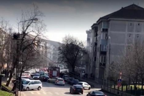 Bloc evacuat în Oradea: O femeie a murit, după ce apartamentul i-a luat foc