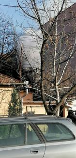 Incendiu în Oradea: O anexă a luat foc, flăcările au ameninţat casele vecine (FOTO / VIDEO)