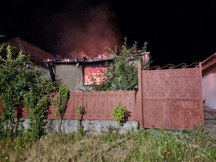 Pagubă totală! O casă din Bihor s-a făcut scrum, din cauza unui frigider (FOTO)