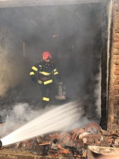 Scăpări de gaze: Casa unui bihorean a luat foc, din cauza unei butelii defecte (FOTO)