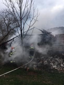 Scăpări de gaze: Casa unui bihorean a luat foc, din cauza unei butelii defecte (FOTO)