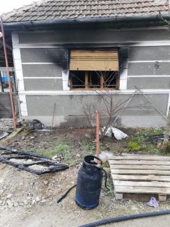 Un bihorean, transportat de urgenţă la Spitalul de Arşi din Bucureşti, după ce a încercat să stingă incendiul izbucnit în casa mamei sale (FOTO)