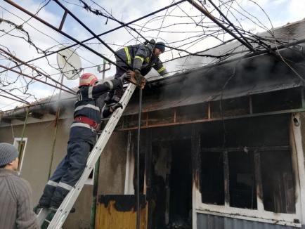 Un bihorean, transportat de urgenţă la Spitalul de Arşi din Bucureşti, după ce a încercat să stingă incendiul izbucnit în casa mamei sale (FOTO)