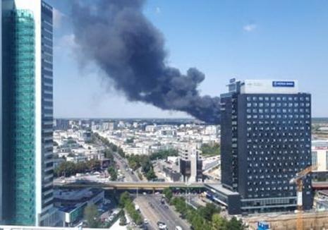 Incendiu puternic la o hală industrială din Capitală. Focul se întinde pe 10.000 de metri pătrați (VIDEO)