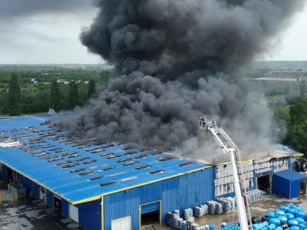 Ce ar fi putut provoca incendiul uriaș de la firmele Cargus și Black Sea din Oradea: În hală se lucra cu focul deschis!
