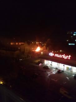 Incendiu puternic în Oradea, în curtea magazinului Carrefour de lângă Spitalul Municipal (FOTO / VIDEO)