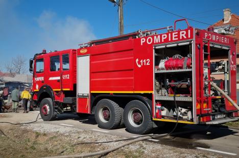 Incendiu în Bihor: Acoperișul unei case a fost distrus, din cauza unui cablu electric defect