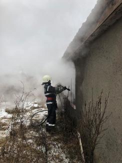 Incendiu puternic la o casă din Cadea: Focul a izbucnit de la o sobă! (FOTO)