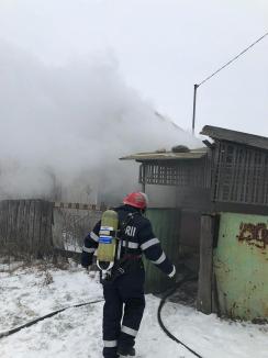Incendiu puternic la o casă din Cadea: Focul a izbucnit de la o sobă! (FOTO)